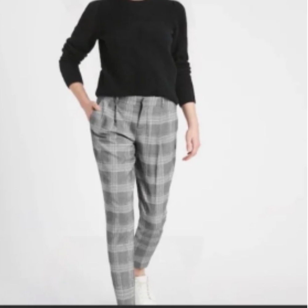 Banana Republic Women’s High Rise Tapered Pleated Gray Plaid Pants